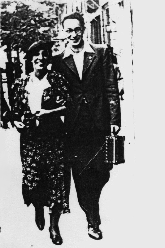 Michał z żoną na ulicy - wiosna 1944 r.